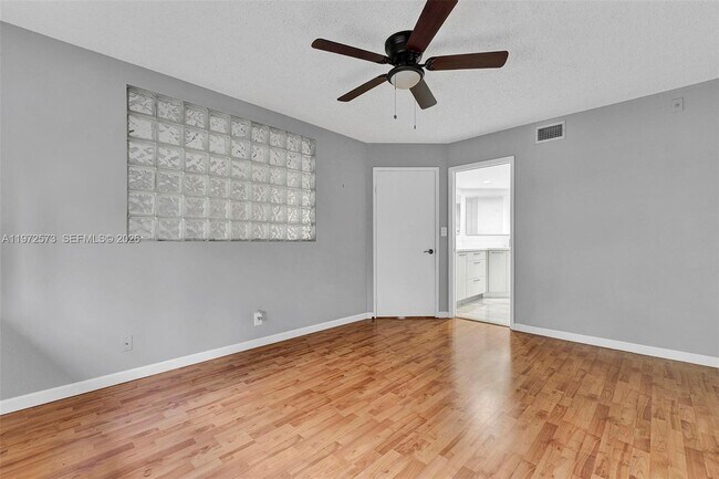 Building Photo - 15575 N Miami Lakeway