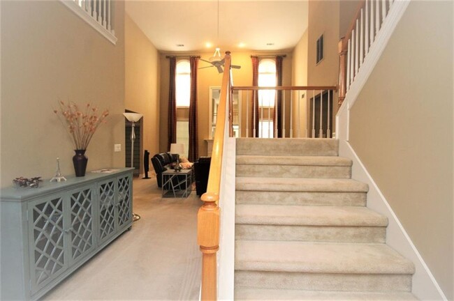 Building Photo - 1060 River Valley Dr