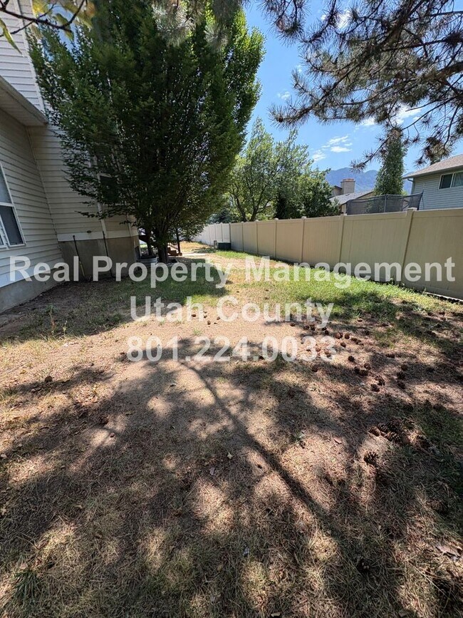 Building Photo - Large and Spacious 4 Bedroom Home!