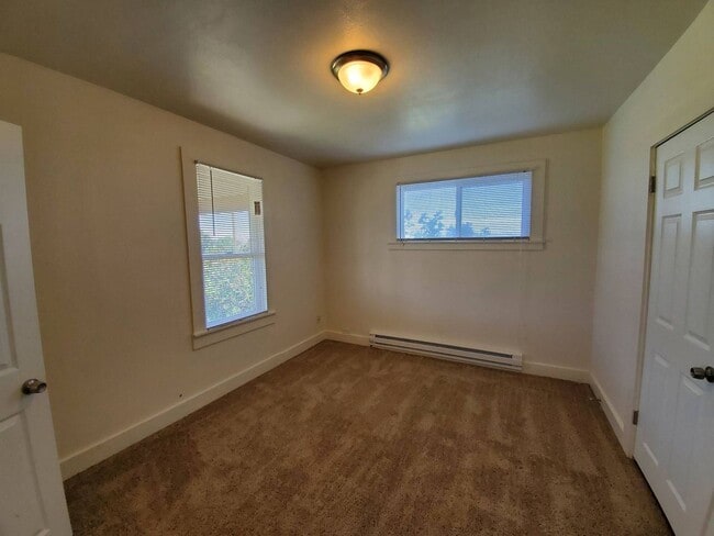 Building Photo - 3 Bedroom Home