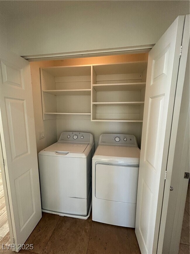 Building Photo - 67 E Agate Ave