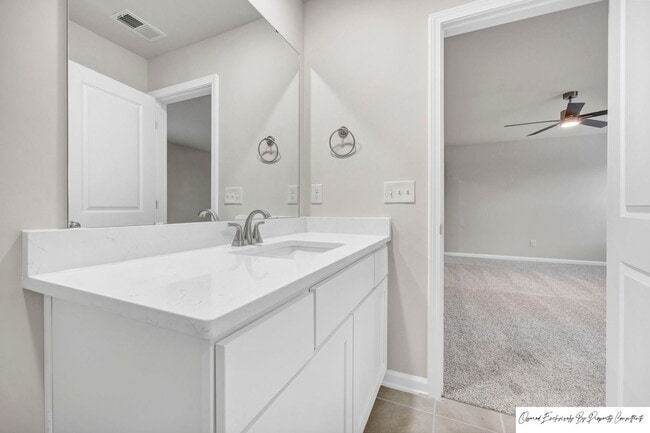 Building Photo - STUNNING TOWNHOME IN BLYTHEWOOD