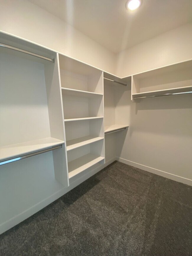 Building Photo - Beautiful townhome In Crimson Park