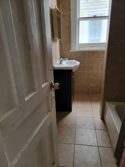 Building Photo - 13 Grove Pl