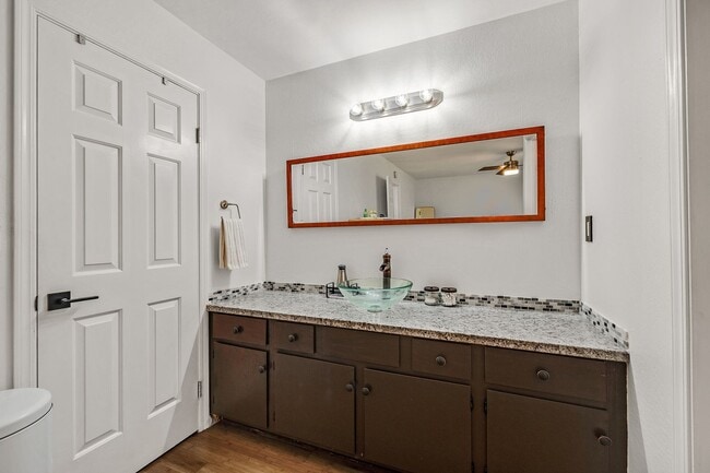 Building Photo - Large, Remodeled 3Bed/2.5Ba Townhome in Ha...