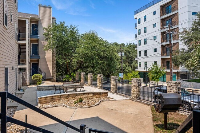 Building Photo - 2414 Longview St