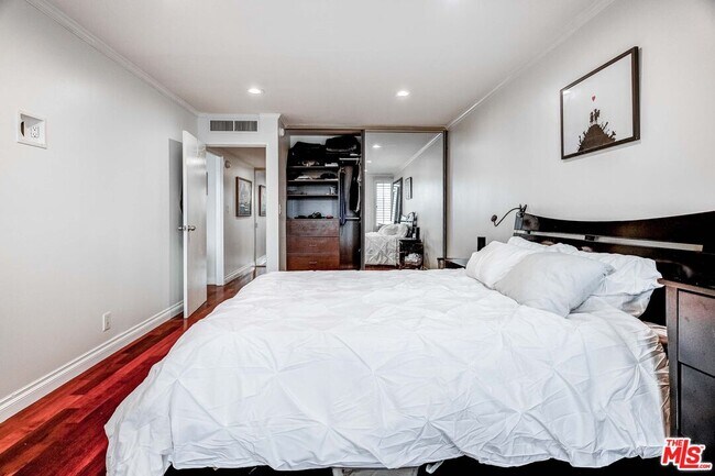 Building Photo - 800 W 1st St