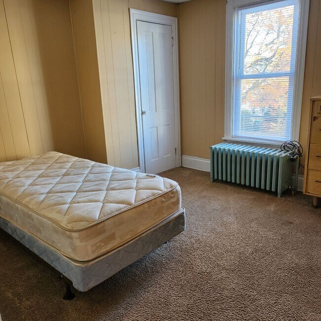 Building Photo - 902 Oak St