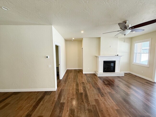 Building Photo - Sigle Family in East Valley
