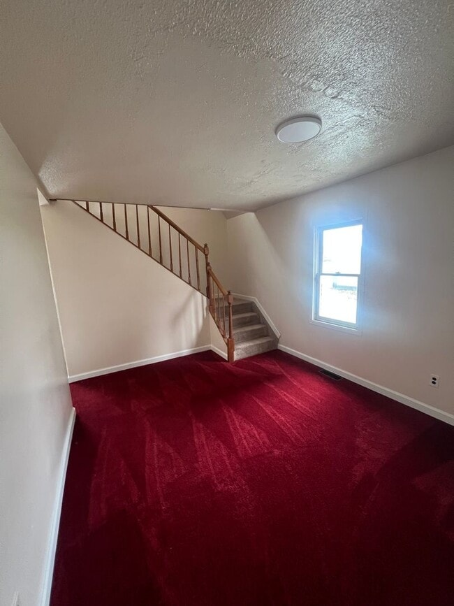 Building Photo - Large 3 Bed 2 Bath House