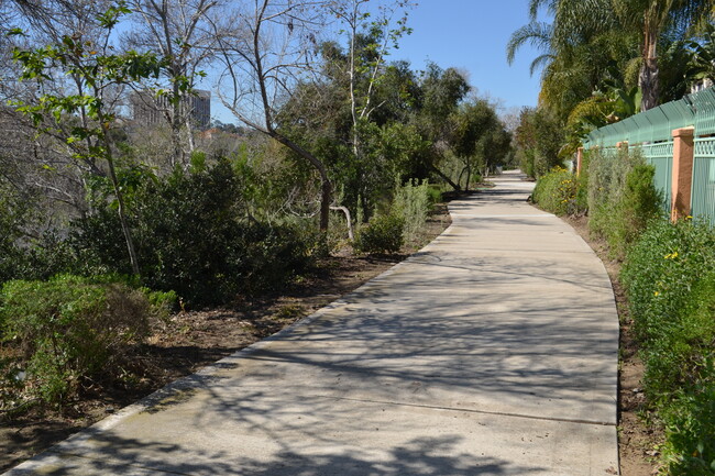 Building Photo - Spacious 3 Bedroom 2.5 Bath Townhouse with...