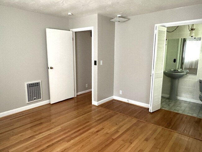 Building Photo - IMMACULATE ONE LEVEL HOME AVAILABLE IN SUR...