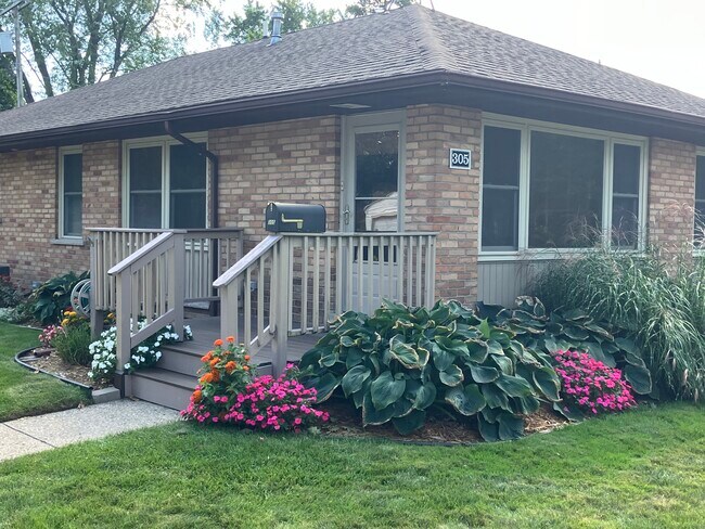 Primary Photo - 305 W Spring St