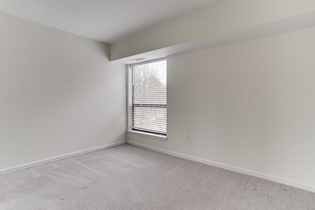 Building Photo - 2 Bedroom condo with Den in Annapolis