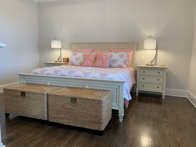 Building Photo - Rent Unfurnished or Fully Furnished - 4 Be...