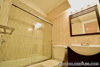 Building Photo - 73 Thatcher St