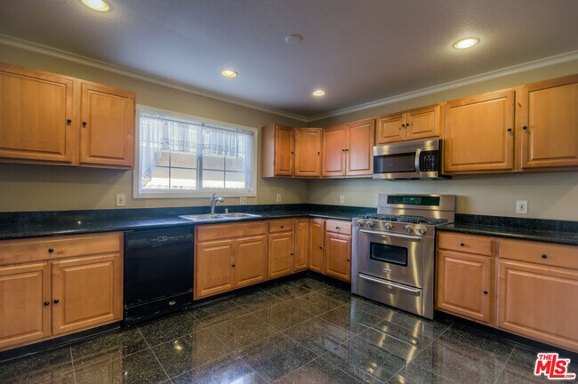 Building Photo - 5415 Fallbrook Ave