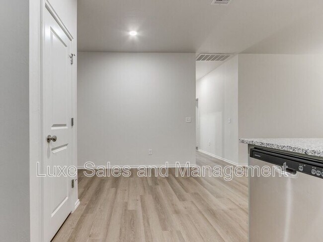 Building Photo - 1543 Pavy Pkwy