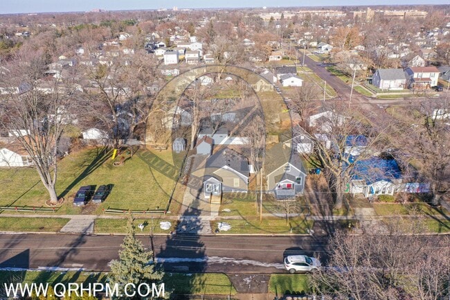 Building Photo - Available Now in Burton!!!