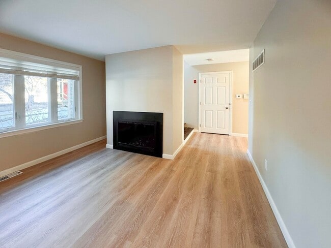 Building Photo - 225 SW Meadows