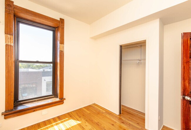 Building Photo - 1136 W Armitage Ave