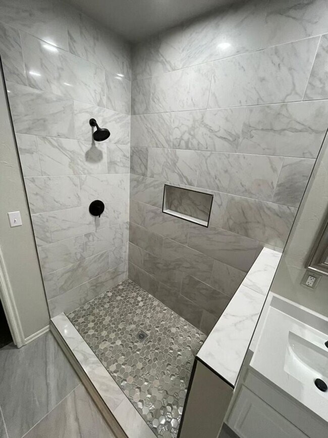 Building Photo - Large Private Oasis FOR RENT in Tuttle!