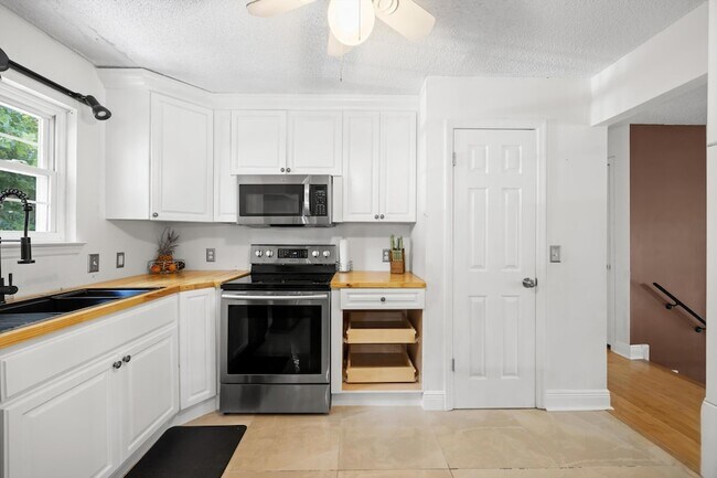 Building Photo - 8410 Smoketree Cir