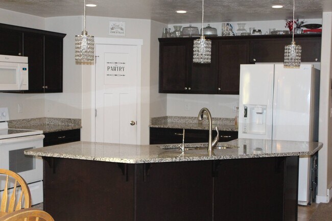 Building Photo - 633 W Life Dr