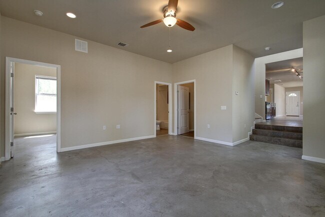 Building Photo - UT PRE LEASE: 2009 Remodeled 6 Bed / 3 Bat...