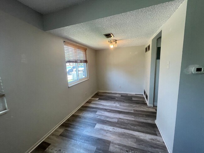 Building Photo - Charming 2-Bed, 2-Bath Condo in Prime Loca...