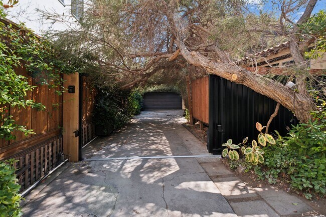 Building Photo - Private and comfortable 1 bed, 1 bath bungalow-style apartment in a West Hollywood triplex