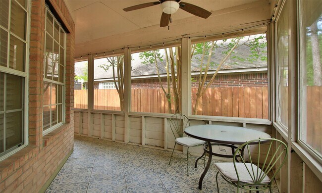 Building Photo - 19 E Sunny Slope Cir