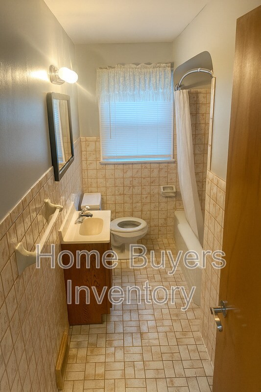 Building Photo - 2235 Ridgelawn Ave