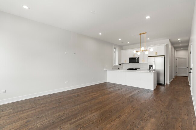 Building Photo - 420 E 50th Pl