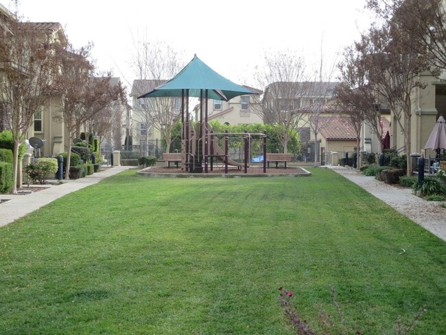 Building Photo - BEAUTIFUL & SPACIOUS 3 BEDROOM HOME IN MIL...