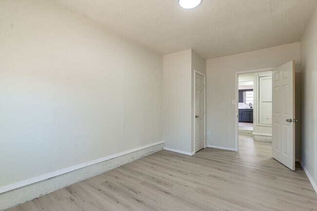 Building Photo - 5113 S Briarwood Dr