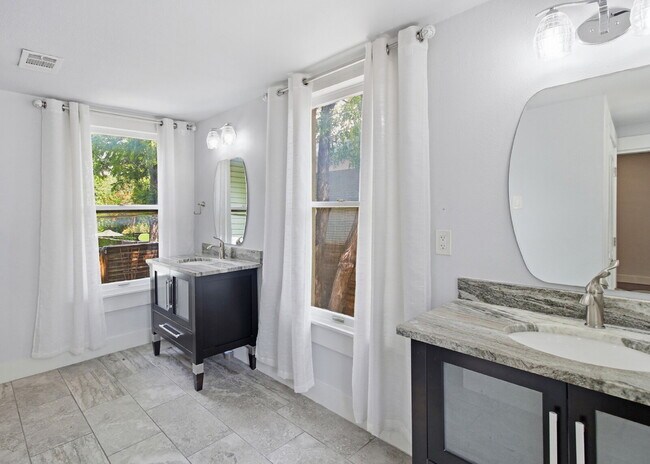 Building Photo - Updated 3 Bedroom Home with Modern Finishes Near Everything Downtown!