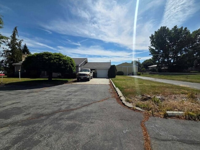 Building Photo - Quiet Rental in Waterville with Garden!