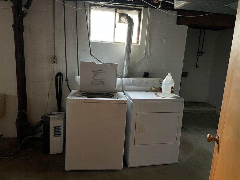 Building Photo - 526 Bank St