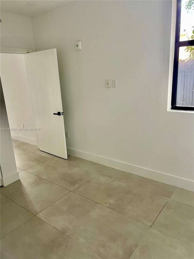 Building Photo - 1547 NW 2nd St