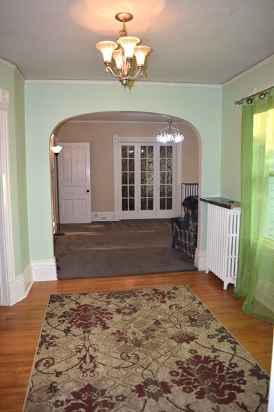 Building Photo - 102 E Irving Ave