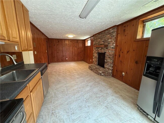 Building Photo - 800 Glenairy Dr NE