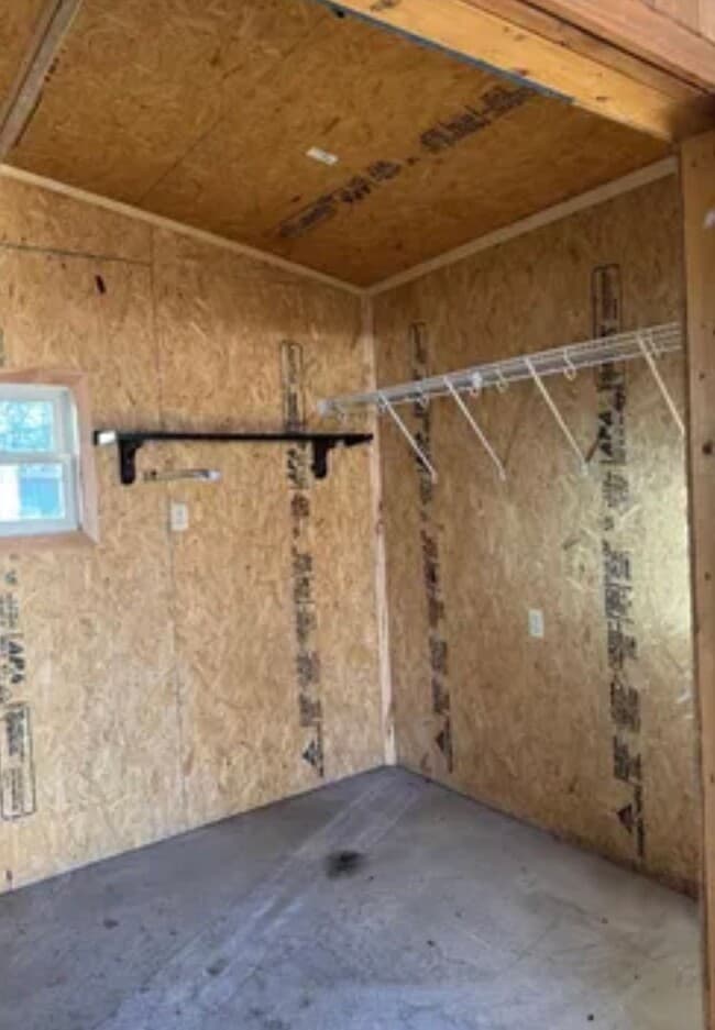 Building Photo - 2 bedroom/1 bath w/carport