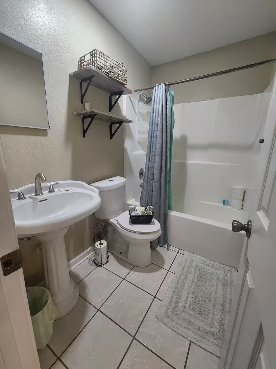 Hall bath - 402 Ulman Ave