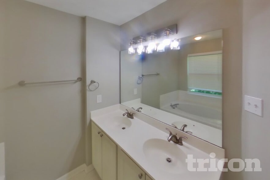 Building Photo - 9845 Bayline Cir