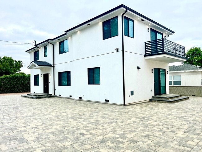 Building Photo - Newly built gated home with top of the lin...