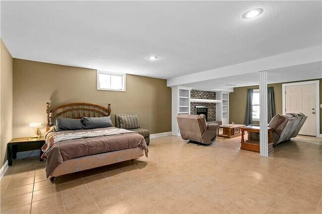 Building Photo - Huge Home in Raintree Lake!!!