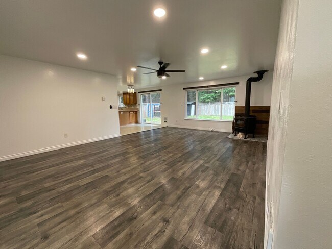 Building Photo - Beautiful 3 Bedroom 2 Bath Home at Lawrence Lake!