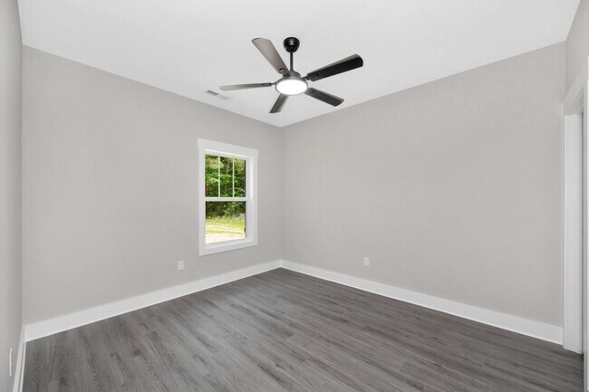 Building Photo - 4 Bedroom, 2 Bath