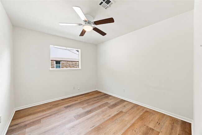 Building Photo - 6215 Queensloch Dr